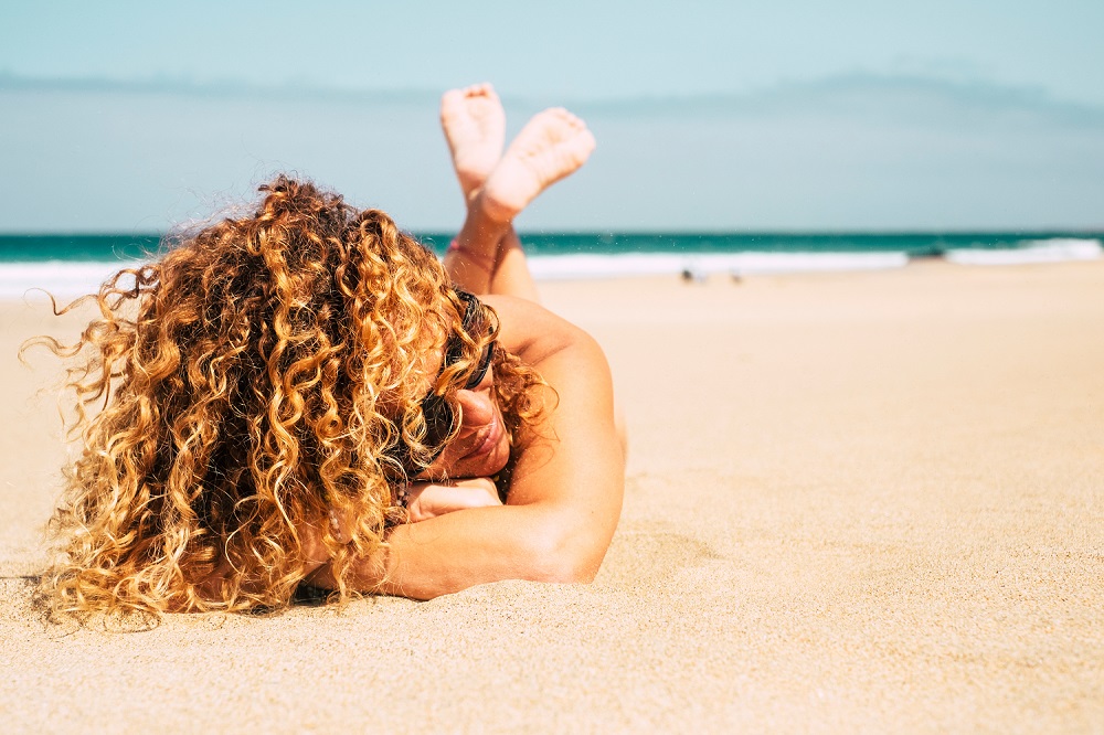 Saulė, chloras ir jūros vanduo: vasara tampa išbandymu plaukų ir galvos odos sveikatai