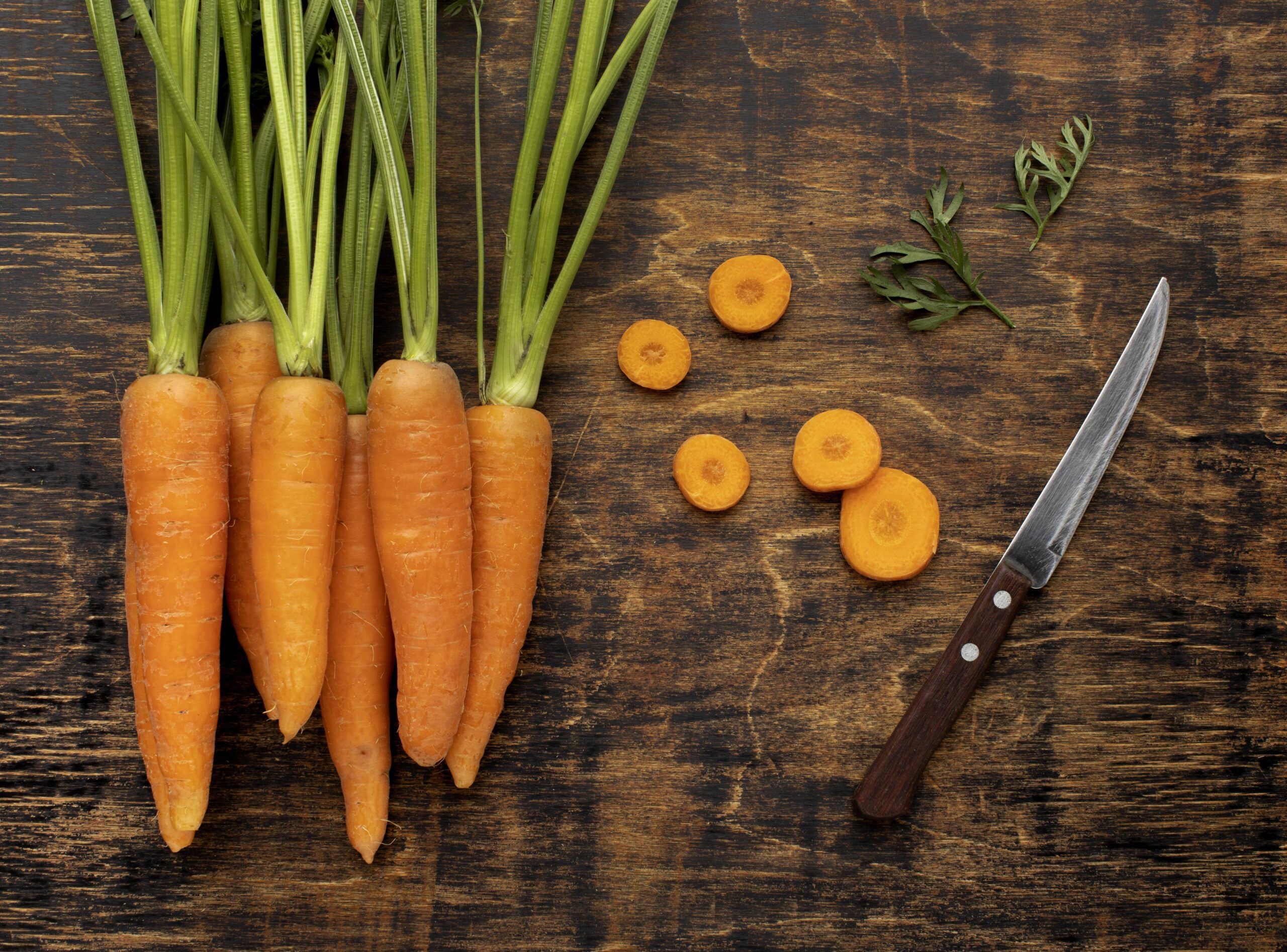 Tarp šviežio daržovių derliaus – ryškiaspalvės morkos: draugiškos ir sveikatai, ir piniginei