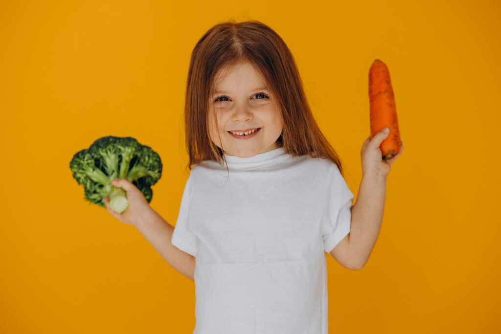 Vaikas net nenori žiūrėti į daržoves? Paprastas, bet efektyvus būdas situacijai pataisyti ir 2 greitų, pigių ir skanių vakarienių idėjos