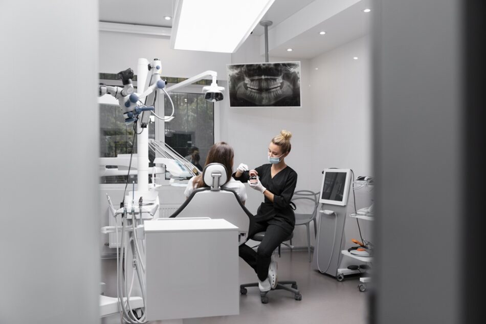 Kaip išsirinkti geriausią kliniką dantų implantacijai?