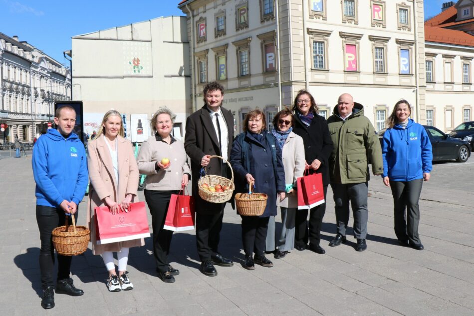 Palinkėjimas ir obuolys: SAM darbuotojai siunčia žinutę rūpintis savo sveikata