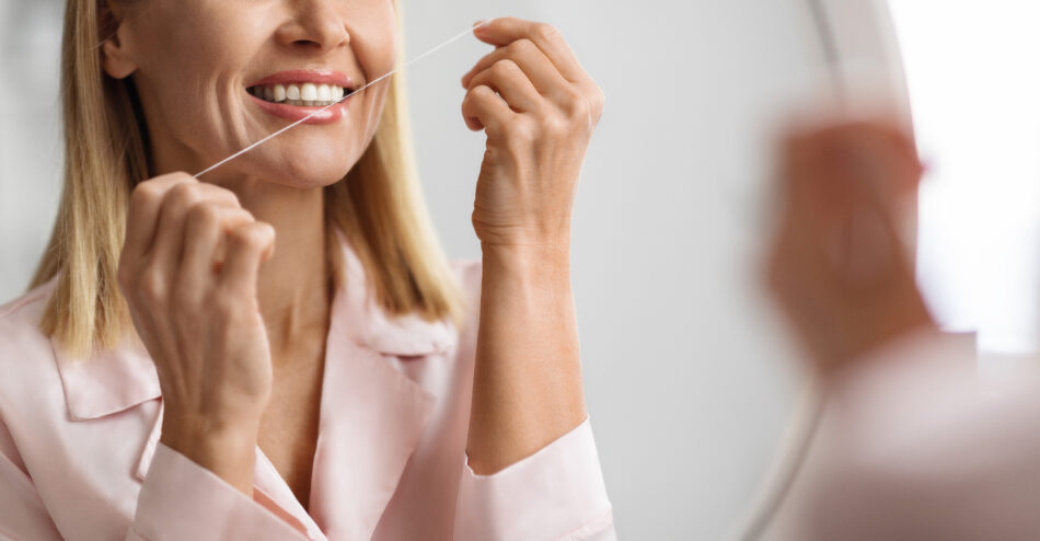 Odontologė: pirmiausia naudojame tarpdančių siūlą, o tik tada šepetėlį