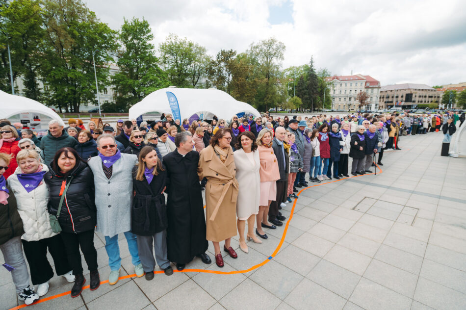 Minia apsikabinimų prieš vėžio stigmą: Vilniaus Katedros aikštę užliejo POLA palaikymo banga