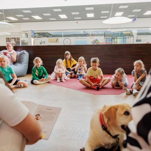 Pažintis su terapiniais šunimis: ne tik moko kantrybės, bet ir padeda pamilti knygas