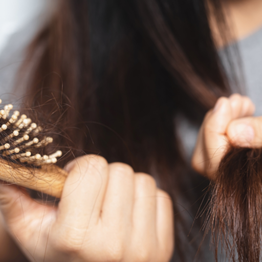 Sezoninis plaukų slinkimas: papasakojo, kas vyksta su plaukais pavasarį, ir atskleidė, kada tai – organizmo pagalbos šauksmas