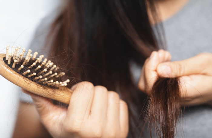 Sezoninis plaukų slinkimas: papasakojo, kas vyksta su plaukais pavasarį, ir atskleidė, kada tai – organizmo pagalbos šauksmas